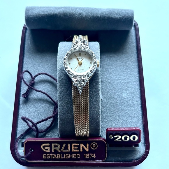 Authentic vintage Gruen women's luxury gold and diamond bezel quartz watch - Picture 5 of 10